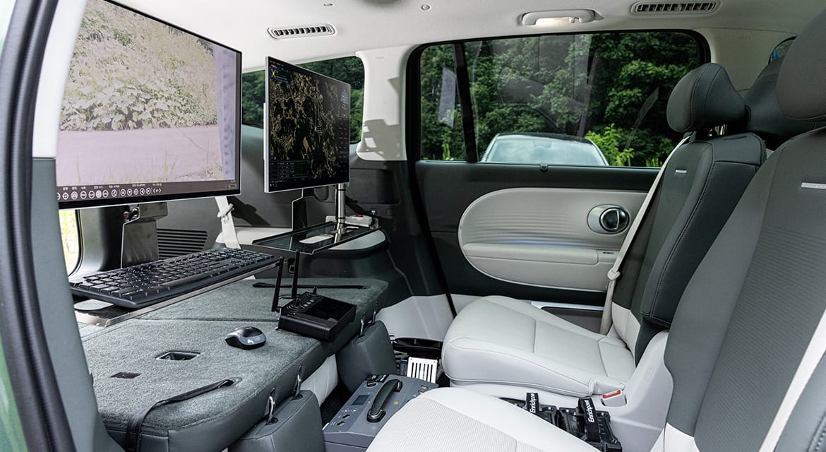 IONIQ 9’s spacious rear cabin has been equipped with a swivel seat, dual monitors and a dedicated drone operation PC, creating a high-precision integrated control system.