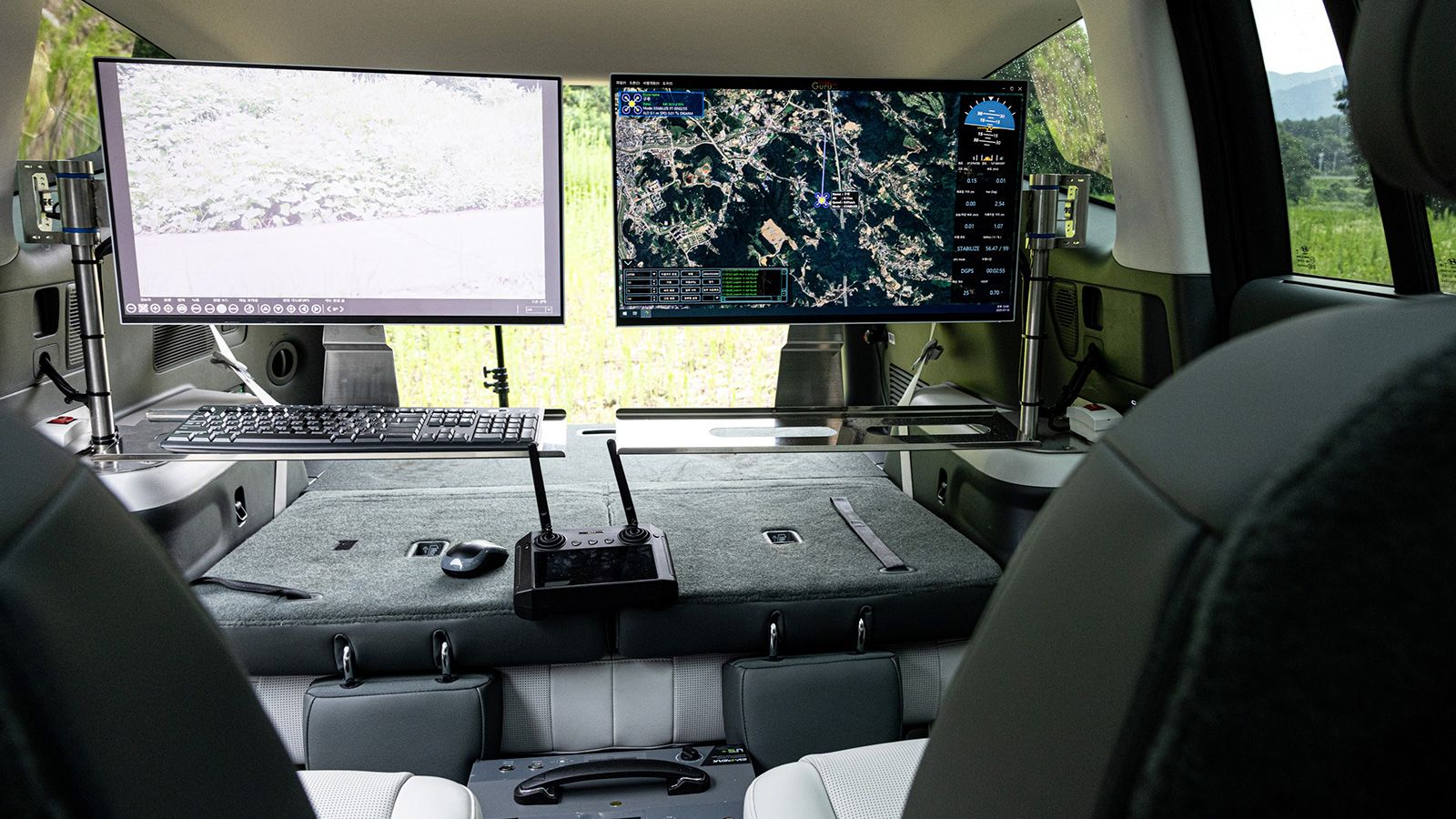 IONIQ 9’s spacious rear cabin has been equipped with a swivel seat, dual monitors and a dedicated drone operation PC, creating a high-precision integrated control system.