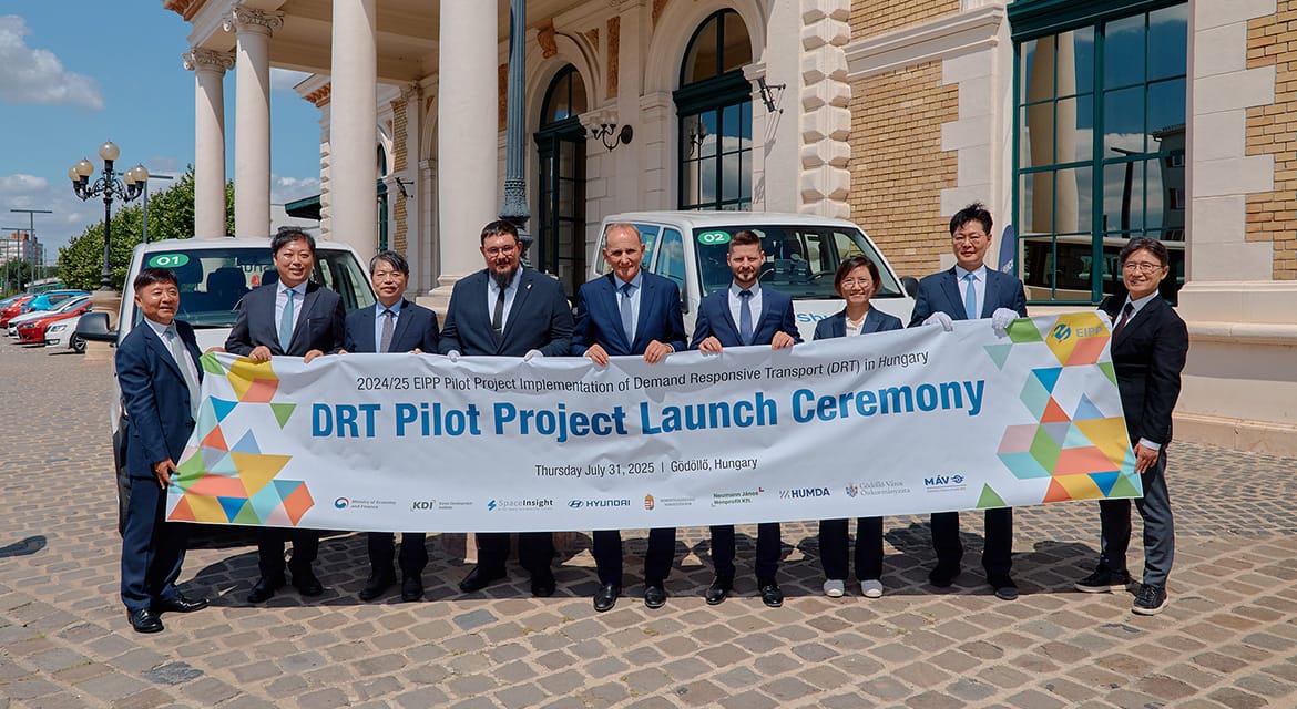 (From second left) Byungseok Choi, Director, International Economic Cooperation Division, Ministry of Economy and Finance, Korea; SangWook Kim, Minister-Counsellor, Ambassador to Hungary, Korean Embassy in Hungary; Szabolcs Szolnoki, Deputy State Secretary for Technology, Space and Defense Industry, Ministry for National Economy, Hungary; Dr. György Gémesi, Mayor, Municipality of Gödöllő; Balázs Szentgyörgyi, CEO of Neumann Technológiai Platform (NTP); Sooyoung Kim, Vice President and Head of Mobility Business Group, Hyundai Motor Group; and Hyungtai Kim, Senior Vice President and Chief Management Officer, KDI