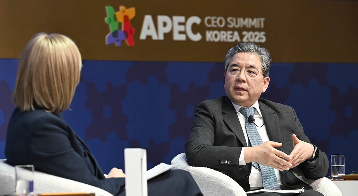 (from left)  Ivana Jemelkova, CEO of Hydrogen Council, and Jaehoon Chang, Vice Chair of Hyundai Motor Group and Co-Chair of Hydrogen Council