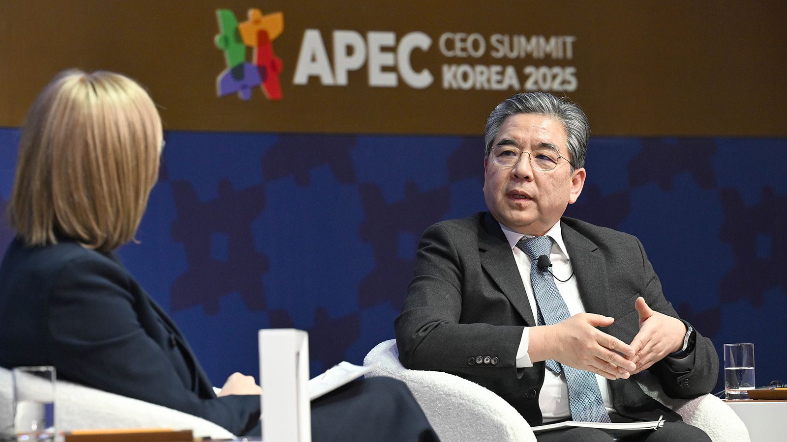 (from left)  Ivana Jemelkova, CEO of Hydrogen Council, and Jaehoon Chang, Vice Chair of Hyundai Motor Group and Co-Chair of Hydrogen Council