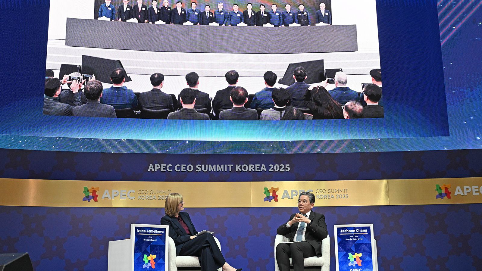 (from left)  Ivana Jemelkova, CEO of Hydrogen Council, and Jaehoon Chang, Vice Chair of Hyundai Motor Group and Co-Chair of Hydrogen Council