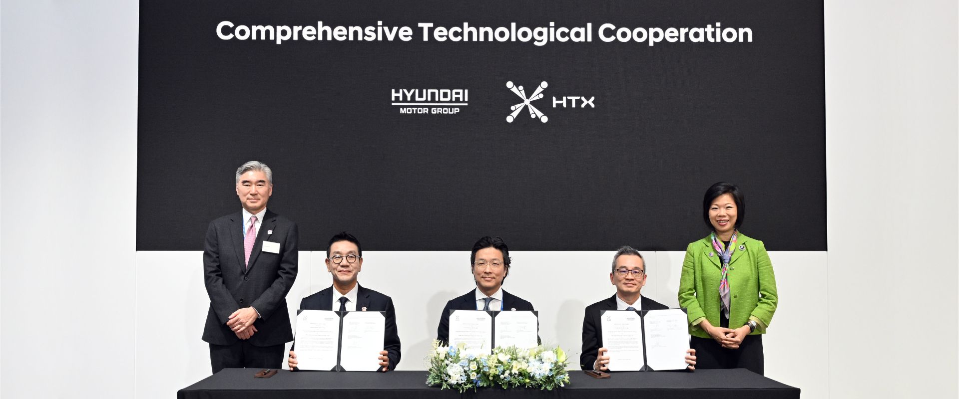 (from left) Sung Kim, President for Strategic Planning at Hyundai Motor Group; Hyun Sung Park, CEO of HMGICS; Ilbum Kim, Executive Vice President and Head of Global Policy Office at Hyundai Motor Group; Chan Tsan, Chief Executive of HTX; Sim Ann, Singapore’s Senior Minister of State for Home Affairs and Foreign Affairs