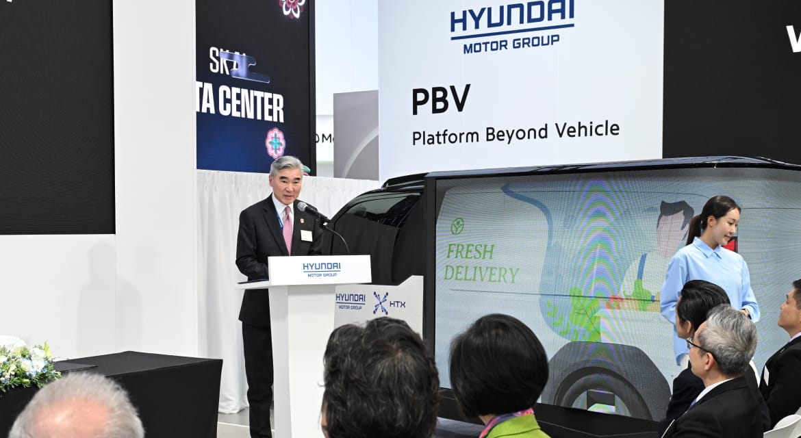  Sung Kim, President for Strategic Planning at Hyundai Motor Group, is delivering a speech at the MoU signing ceremony.