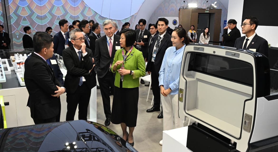 Chan Tsan, Chief Executive of HTX; Sung Kim, President for Strategic Planning at Hyundai Motor Group; and Sim Ann, Singapore’s Senior Minister of State for Home Affairs and Foreign Affairs, are viewing the Kia PBV exhibit at Hyundai Motor Group's "K-Tech Showcase" booth during the APEC CEO Summit Korea 2025 in Gyeongju.