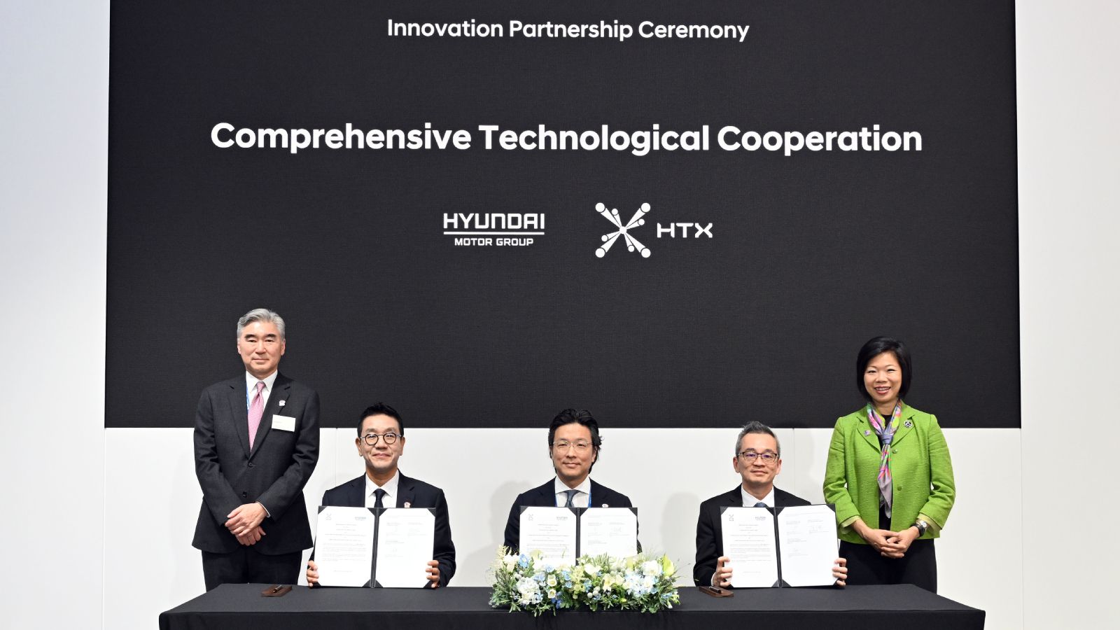 (from left) Sung Kim, President for Strategic Planning at Hyundai Motor Group; Hyun Sung Park, CEO of HMGICS; Ilbum Kim, Executive Vice President and Head of Global Policy Office at Hyundai Motor Group; Chan Tsan, Chief Executive of HTX; Sim Ann, Singapore’s Senior Minister of State for Home Affairs and Foreign Affairs