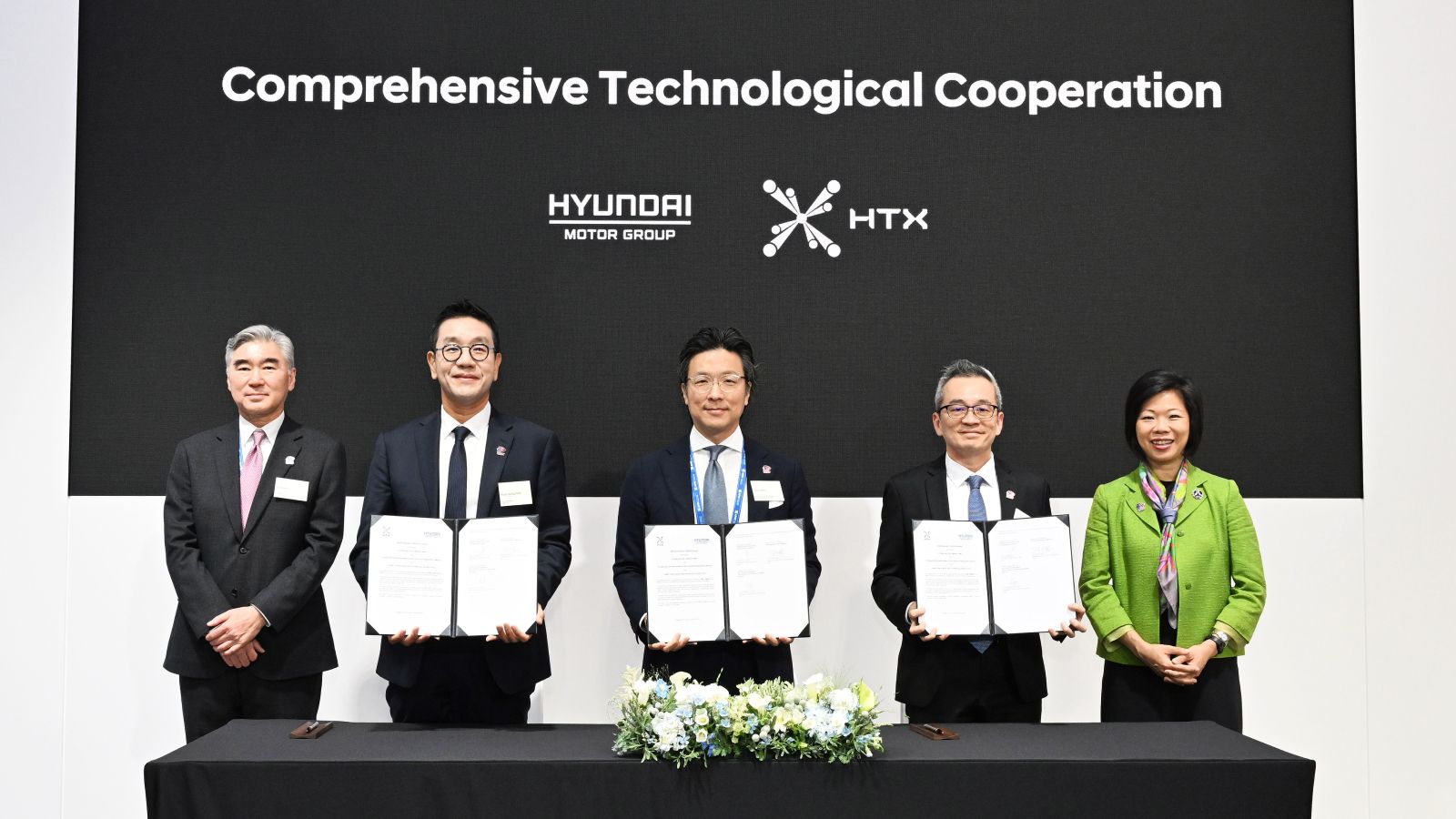 (from left) Sung Kim, President for Strategic Planning at Hyundai Motor Group; Hyun Sung Park, CEO of HMGICS; Ilbum Kim, Executive Vice President and Head of Global Policy Office at Hyundai Motor Group; Chan Tsan, Chief Executive of HTX; Sim Ann, Singapore’s Senior Minister of State for Home Affairs and Foreign Affairs