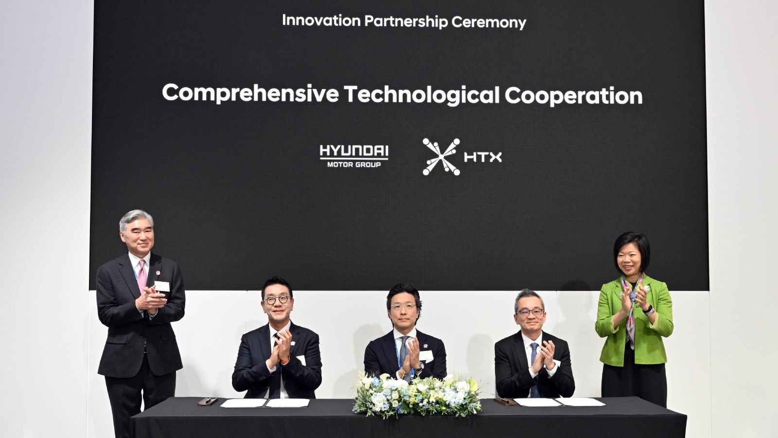 (from left) Sung Kim, President for Strategic Planning at Hyundai Motor Group; Hyun Sung Park, CEO of HMGICS; Ilbum Kim, Executive Vice President and Head of Global Policy Office at Hyundai Motor Group; Chan Tsan, Chief Executive of HTX; Sim Ann, Singapore’s Senior Minister of State for Home Affairs and Foreign Affairs