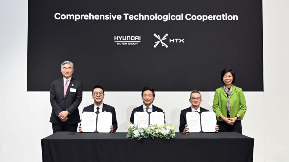 (from left) Sung Kim, President for Strategic Planning at Hyundai Motor Group; Hyun Sung Park, CEO of HMGICS; Ilbum Kim, Executive Vice President and Head of Global Policy Office at Hyundai Motor Group; Chan Tsan, Chief Executive of HTX; Sim Ann, Singapore’s Senior Minister of State for Home Affairs and Foreign Affairs