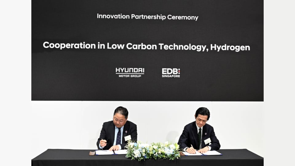 (from left) Jaeha Park, Vice President and Head of Global Hydrogen Business Sub-Division at Hyundai Motor Group / Clarence Chua, Senior Vice President and Head of Region for Japan and Korea at the Singapore Economic Development Board