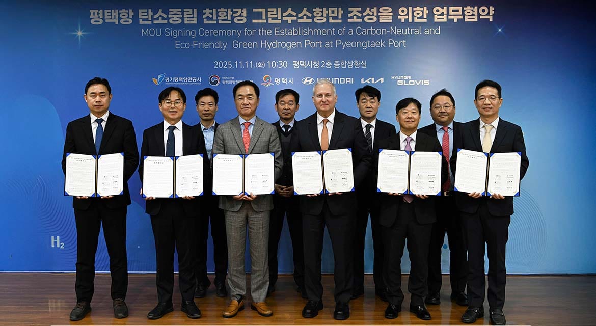 (from left) Gumgyu Kim, Acting President of Gyeonggi Pyeongtaek Port Corporation; Kyungsik Do, Commissioner of Pyeongtaek Regional Office of Oceans and Fisheries; Sunsik Hwang, Head of Future Strategy Department of Pyeongtaek City; Jangseon Jeong, Mayor of Pyeongtaek City; Jangmin Choi, Head of Future City Strategy Bureau of Pyeongtaek City; Ken Ramirez, Executive Vice President and Head of Energy & Hydrogen Business Division at Hyundai Motor Group; Junhee Han, Head of Port & Fisheries Department of Pyeongtaek City; Jungsuk Kim, Vice President and Head of Hyundai Glovis Shipping Business Sub-Division; Jaeha Park, Vice President and Head of Global Hydrogen Business Sub-Division at Hyundai Motor Group; Dukhyun Lee, Vice President and Head of Kia Sustainability Management Group