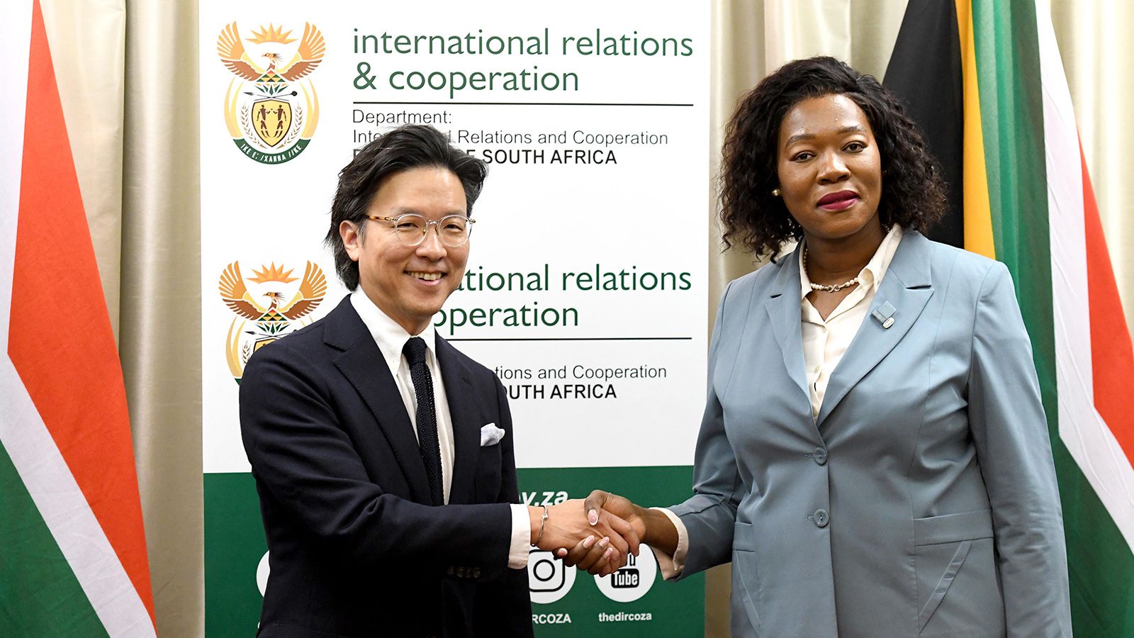 Ilbum Kim, Head of the Global Policy Office at HMG (Left) and Honorable Anna Thandi Moraka, Deputy Minister of DIRCO (Right) at the MoU signing