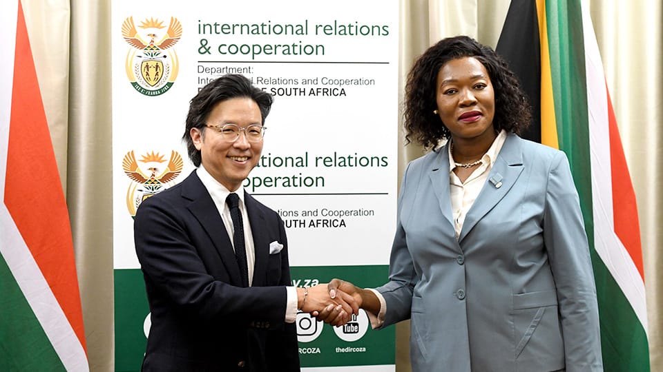 Ilbum Kim, Head of the Global Policy Office at HMG (Left) and Honorable Anna Thandi Moraka, Deputy Minister of DIRCO (Right) at the MoU signing