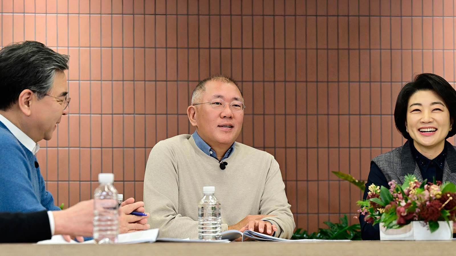 Hyundai Motor Group Executive Chair Euisun Chung and key executives engage in a strategic roundtable discussion on the Group’s 2026 vision 