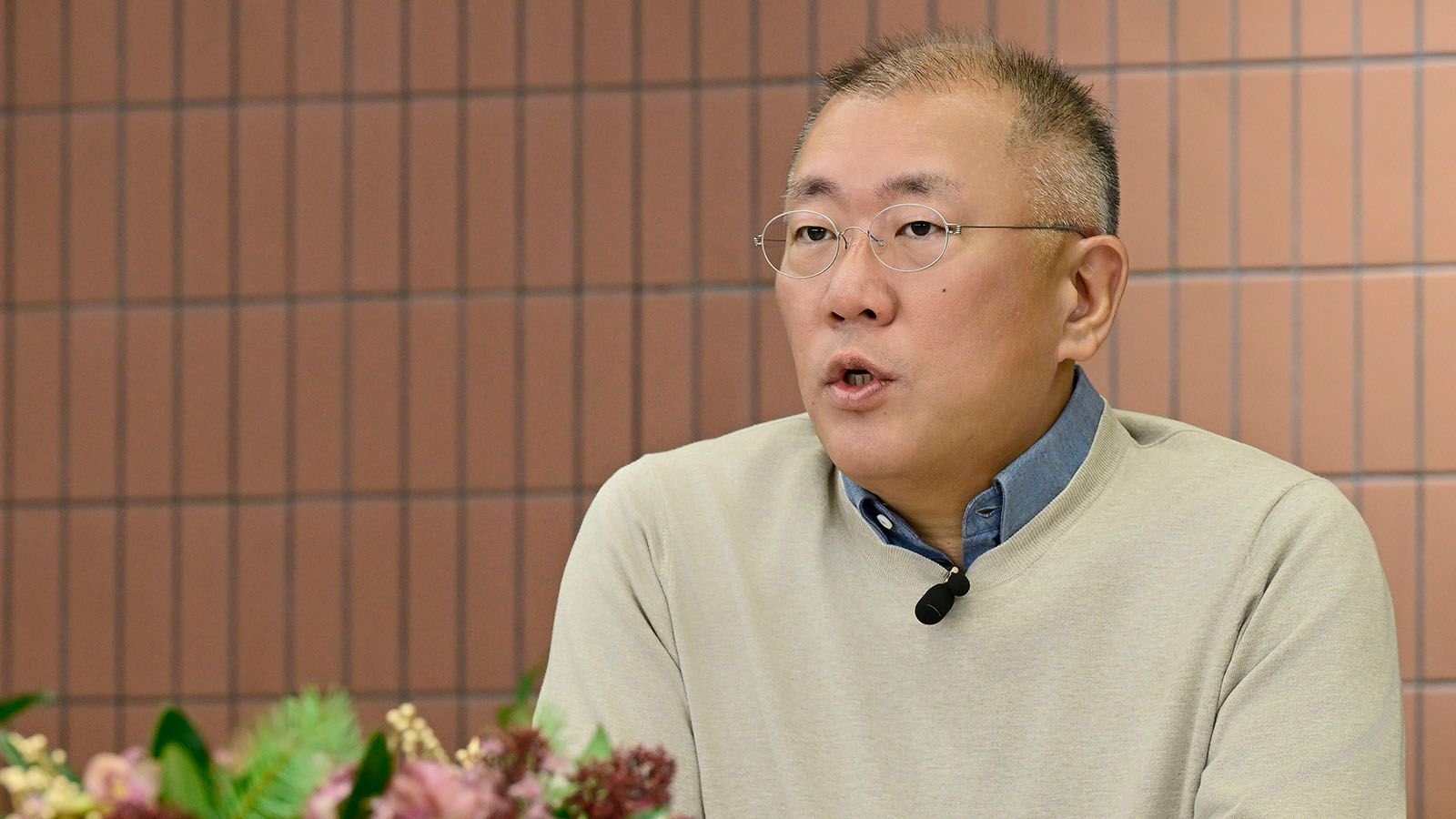 Hyundai Motor Group Executive Chair Euisun Chung and key executives engage in a strategic roundtable discussion on the Group’s 2026 vision 