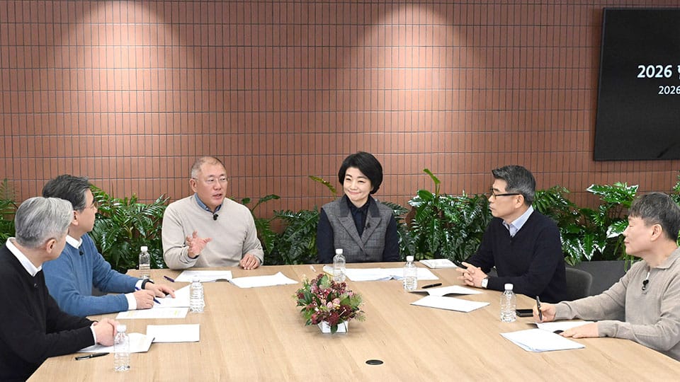 Hyundai Motor Group Executive Chair Euisun Chung and key executives engage in a strategic roundtable discussion on the Group’s 2026 vision 