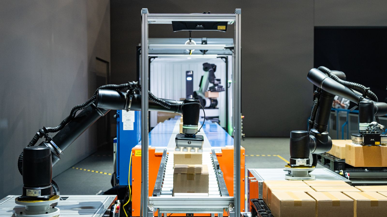 Boston Dynamics' Stretch, a logistics loading and unloading robot, along with Hyundai WIA's Collaborative Robot (Cobot) and Autonomous Mobile Robot (AMR), are being showcased in a logistics demonstration involving loading, transportation, and unloading tasks. 