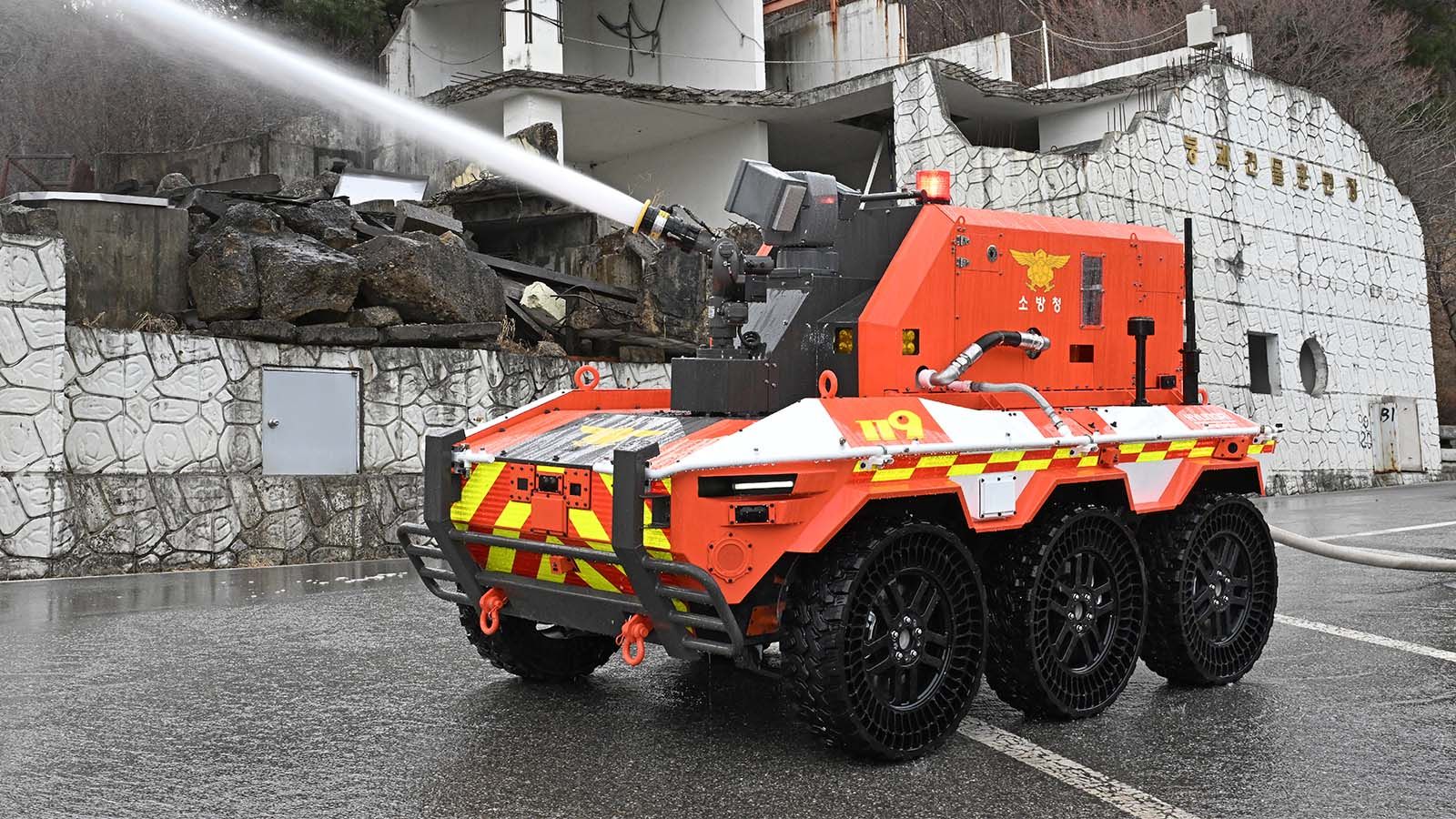 Hyundai Motor Group Donates Unmanned Firefighting Robots to Korea National Fire Agency for Safeguarding Firefighters 