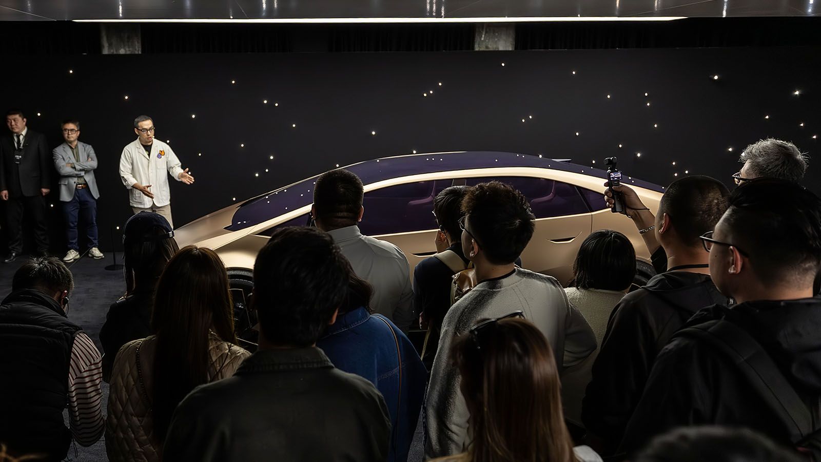 Wen Jiali, Chief Designer of AVP China Hyundai Design Team, explaining the VENUS Concept