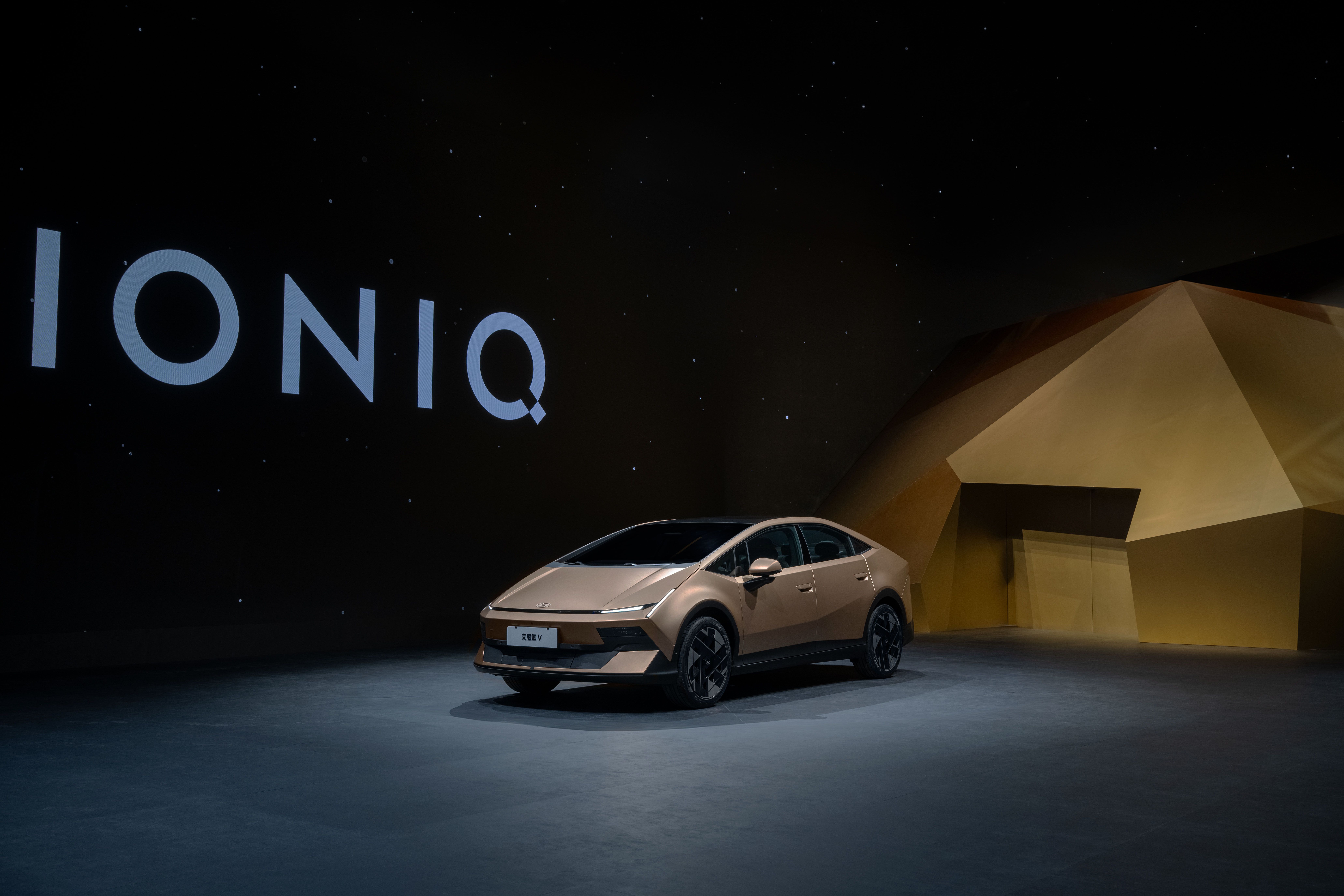 현대 IONIQ V 공식 측후면 실차 원본 이미지