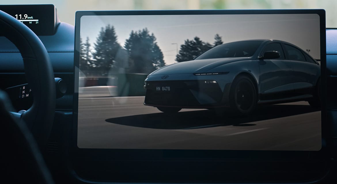 Media content played in Single Screen mode on Pleos Connect’s Large Central Screen. Single Screen mode is available in Utility Mode or Stay Mode. The Slim Display positioned behind the steering wheel provides essential driving information at a glance.