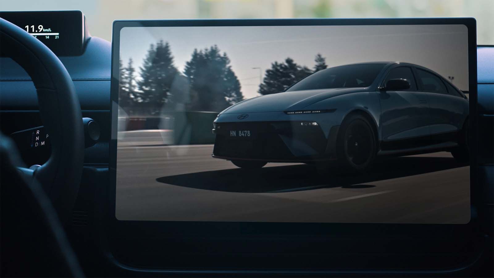 Media content played in Single Screen mode on Pleos Connect’s Large Central Screen. Single Screen mode is available in Utility Mode or Stay Mode. The Slim Display positioned behind the steering wheel provides essential driving information at a glance.