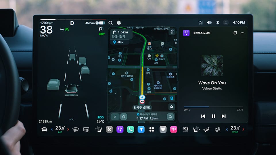 Pleos Connect displays navigation and Bluetooth audio simultaneously in Split Screen mode.