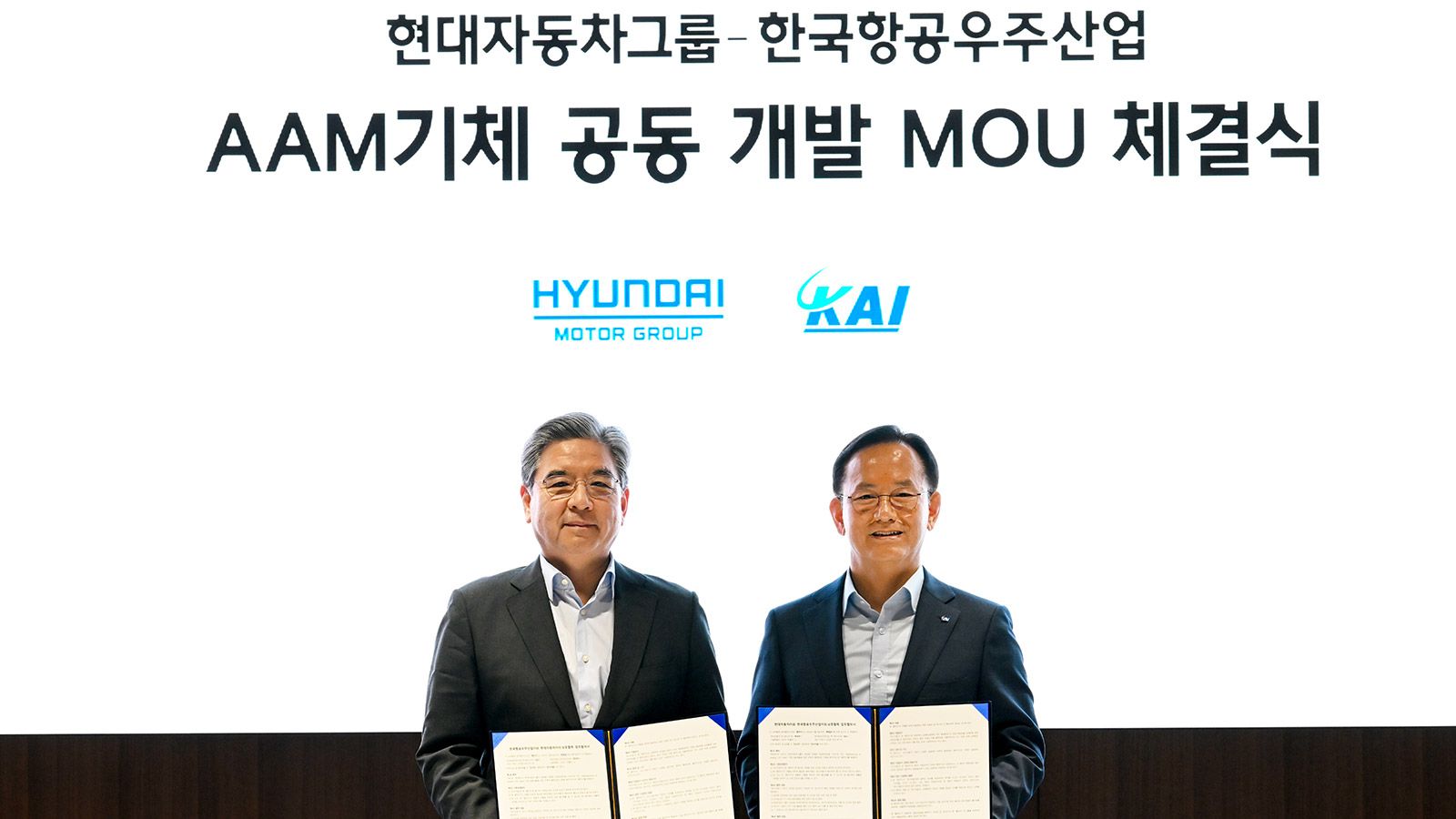 (From left) Jaehoon Chang, Vice Chair of Hyundai Motor Group; and Jong-chool Kim, President and CEO of Korea Aerospace Industries