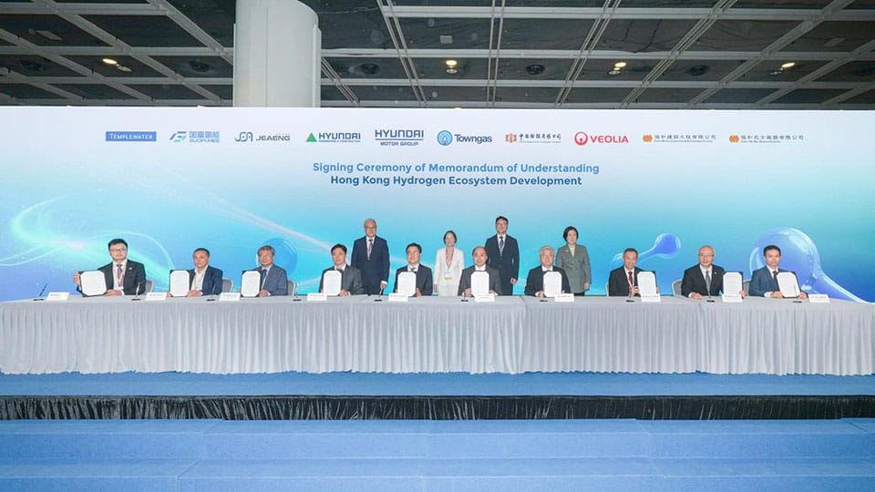 (Back line, Left) Witnesses: Poon Kwok Ying, Director of Electrical and Mechanical Services of the HKSAR; Diane Wong, Acting Secretary for Environment and Ecology of the HKSAR; Jeong Eui Kyung, Deputy Minister of Land, Infrastructure and Transport; Alpha Lau, Director-General of Investment Promotion of Invest Hong Kong  (Front line, Left) Signatories: Alfred Wong, Partner at Templewater Limited; Wu Pinfang, Chairman of Jiangsu Guofu Hydrogen Energy Equipment Co., Ltd.; In Gu Park, Chief Executive Officer of JEA ENG., Co., Ltd.; Yu Taek Seo, Vice President at Hyundai Engineering & Construction Co., Ltd.; Seung Kyu Shin, Executive Vice President and Head of Energy & Hydrogen Policy Sub-Division at Hyundai Motor Group; Cheng Don H.K., Chief Operating Officer – Hong Kong Business at The Hong Kong and China Gas Company Limited; Zhang Jian, Chairman of China Inspection Company., Ltd.; Norman Cheng, Chief Operating Officer of Veolia Hong Kong Holding Ltd.; Ir William Luk, Deputy Chief Executive Officer of Chun Wo Construction and Engineering Company Limited; and Calvin Wong, Chief Executive Officer of Chun Wo Bus Services Limited.