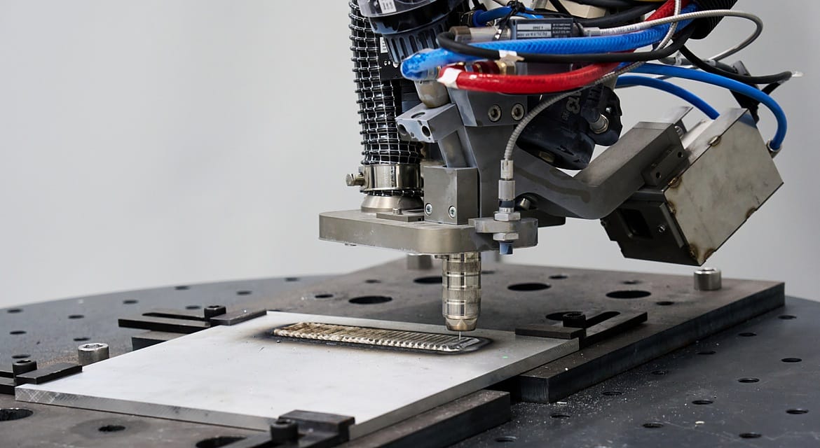 A DED-WAAM (Directed Energy Deposition-Wire Arc Additive Manufacturing) system fabricates a metal component by depositing material layer by layer.