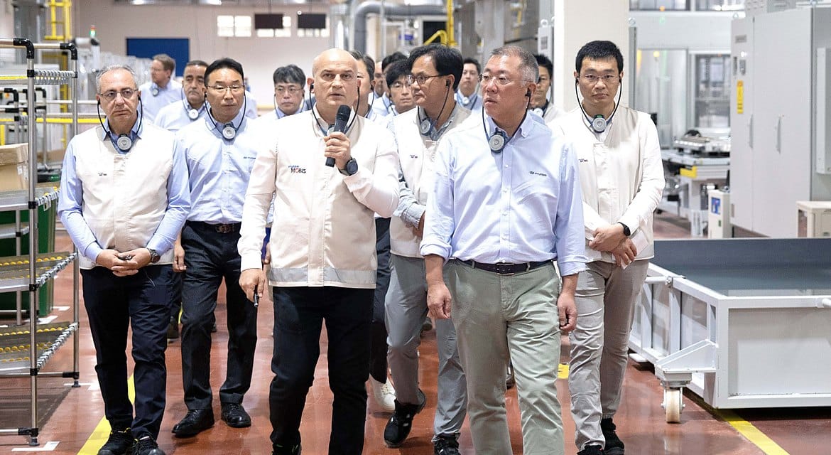 Hyundai Motor Group Executive Chair Euisun Chung Visits Hyundai Motor Türkiye to Review IONIQ 3 Production Readiness