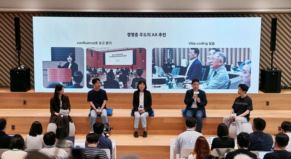 (From second to the left) Young Seok Jang, Senior Manager of the Genesis Customer Experience Team; Eunsook Jin, President and Head of ICT Management Division; Sanghong Lee, Vice President and Head of Information Security Group 2; and Changyoun Seo, Senior Manager of the Web-frontend Development Team