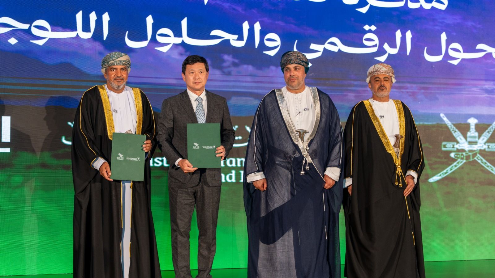 (left to right) Khamis bin Mohammed Al Shammakhi, Undersecretary of Transport, MTCIT, Hokeun Chung, Executive Vice President, Head of Future Strategy Division, Hyundai Motor Group, H.H. Sayyid Marwan bin Turki Al Said, Governor of Dhofar, Oman, Said bin Hamoud Al Maawali, Ministry of MTCIT