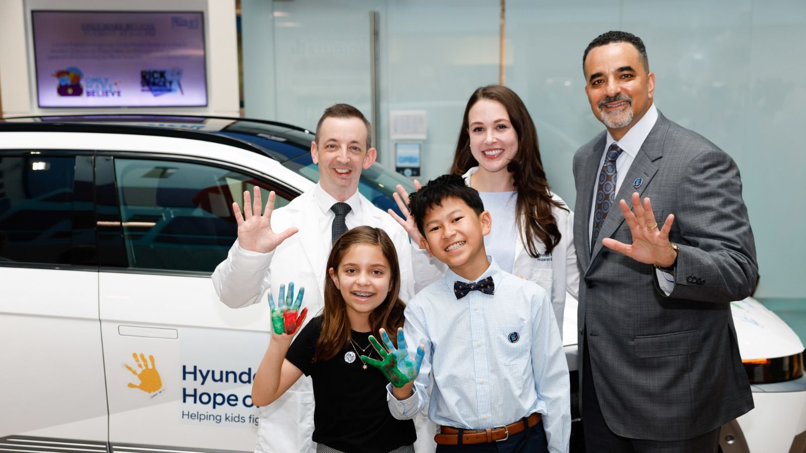 (left to right) Dr. Steven Hardy, Children’s National, Isabella Franco-Capps, national youth ambassador, Hyundai Hope on Wheels, Jackson Trinh, national youth ambassador, Hyundai Hope on Wheels, Dr. Jillian Smith, Children’s National, Randy Parker, president and CEO, Hyundai Motor North America, at Children’s National in Washington, D.C., on Sept. 2, 2026 (Photo/Hyundai)