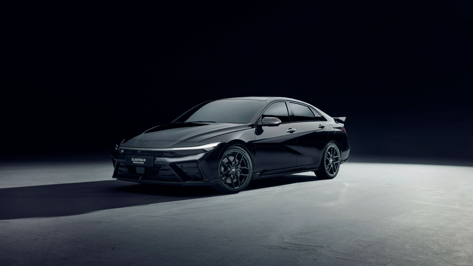 Hyundai Elantra N Monochrome, вид спереди три четверти