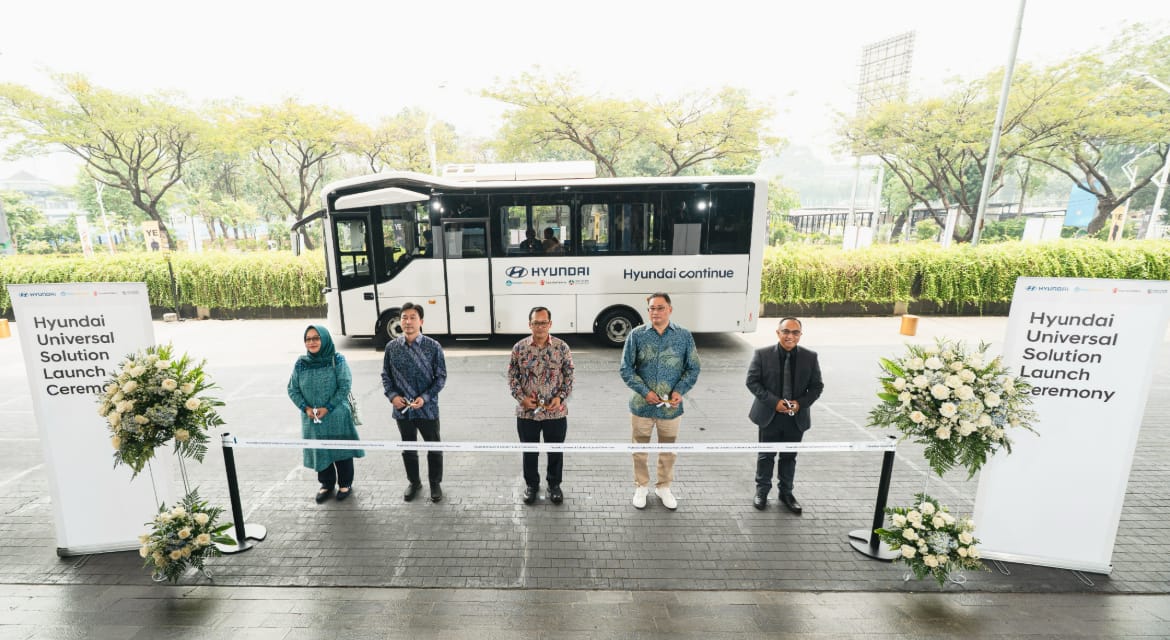 (From left) Maulani Mega Hapsari, S.IP., M.A., Director of Junior Secondary Schools, Ministry of Primary and Secondary Education, Republic of Indonesia; Kuen Young Lee (Kenny Lee), President Director of Hyundai Motors Indonesia; Mahardi Tunggul Wicaksono, Director of Transportation Equipment and Defense Equipment, Ministry of Industry of the Republic of Indonesia; Fransiscus Soerjopranato, Chief Operating Officer of Hyundai Motors Indonesia; Agni Pratama, Chief Operating Officer of Save the Children Indonesia