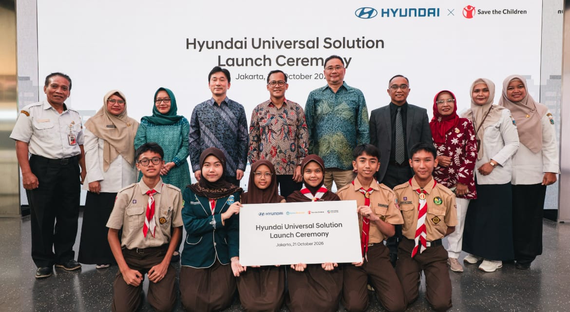(Second row, from third left) Maulani Mega Hapsari, S.IP., M.A., Director of Junior Secondary Schools, Ministry of Primary and Secondary Education, Republic of Indonesia; Kuen Young Lee (Kenny Lee), President Director of Hyundai Motors Indonesia; Mahardi Tunggul Wicaksono, Director of Transportation Equipment and Defense Equipment, Ministry of Industry of the Republic of Indonesia; Fransiscus Soerjopranato, Chief Operating Officer of Hyundai Motors Indonesia; Agni Pratama, Chief Operating Officer of Save the Children Indonesia