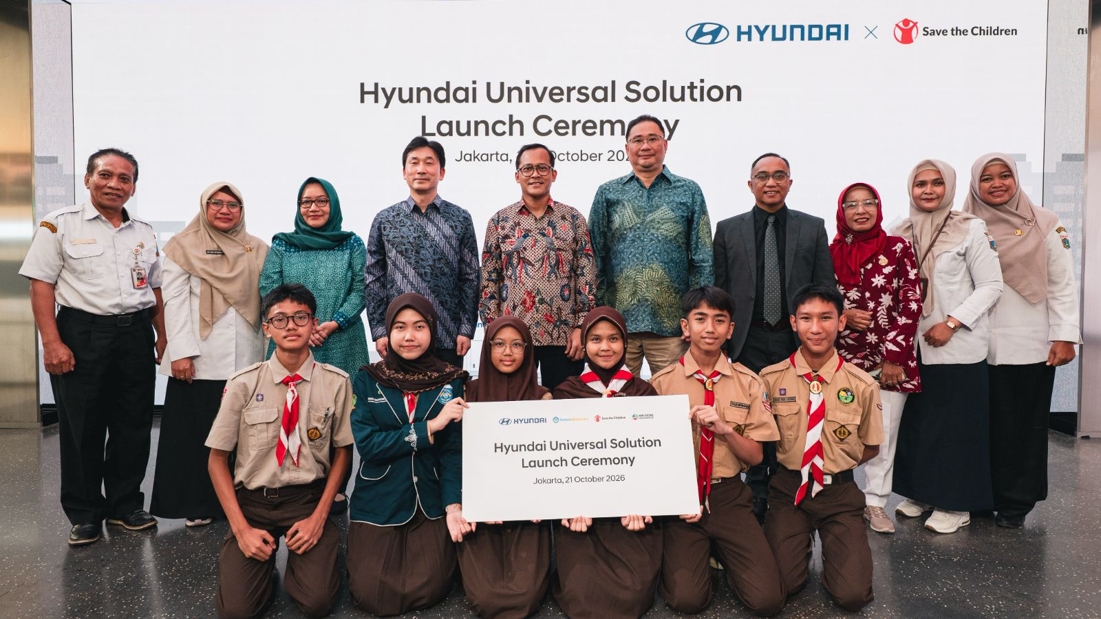 (Second row, from third left) Maulani Mega Hapsari, S.IP., M.A., Director of Junior Secondary Schools, Ministry of Primary and Secondary Education, Republic of Indonesia; Kuen Young Lee (Kenny Lee), President Director of Hyundai Motors Indonesia; Mahardi Tunggul Wicaksono, Director of Transportation Equipment and Defense Equipment, Ministry of Industry of the Republic of Indonesia; Fransiscus Soerjopranato, Chief Operating Officer of Hyundai Motors Indonesia; Agni Pratama, Chief Operating Officer of Save the Children Indonesia