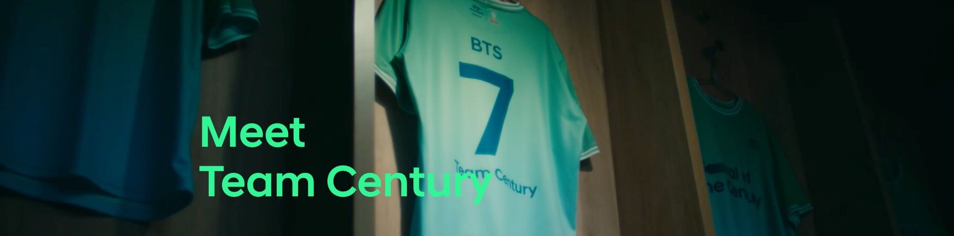 탈의실에 7이라는 숫자가 적힌 방탄소년단 소속의 팀 센추리 유니폼이 걸려 있고, 그 배경 위로 "Meet Team Century"라는 글이 녹색으로 표시되고 있습니다.