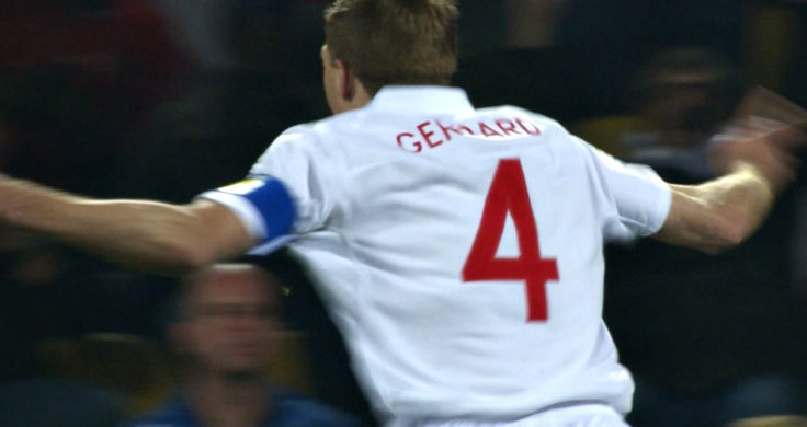 흰색 잉글랜드팀 유니폼을 입고 골 세리머니를 하고 있는 스티븐 제라드의 모습입니다. 뒷면에는 빨간색으로 “Gerrard”와 “4”라는 문구가 쓰여 있습니다.
