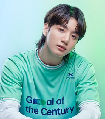 초록색 Team Century 유니폼을 입고 있는 방탄소년단 멤버 정국.