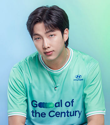 초록색 Team Century 유니폼을 입고 있는 방탄소년단 멤버 RM.