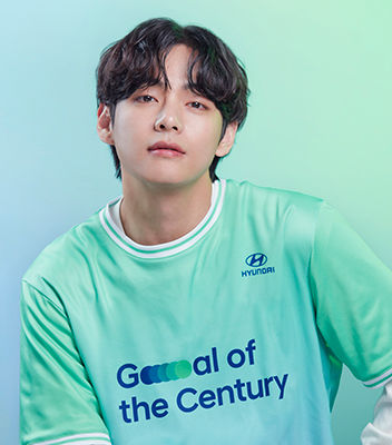 초록색 Team Century 유니폼을 입고 있는 방탄소년단 멤버 뷔.
