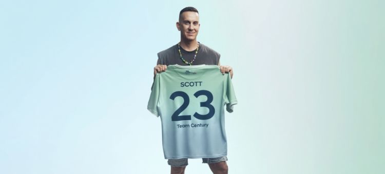 초록색과 회색이 어우러진 제레미 스캇의 Team Century 유니폼 뒷면에 짙은 파란색으로 “Scott”, “23”, “Team Century”라는 문구가 쓰여 있습니다.