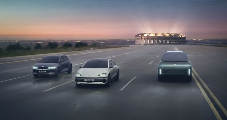 해질녘 고속도로를 따라 월드컵 경기장에서 멀어지는 현대자동차 아이오닉 5, 아이오닉 6, 아이오닉 7.