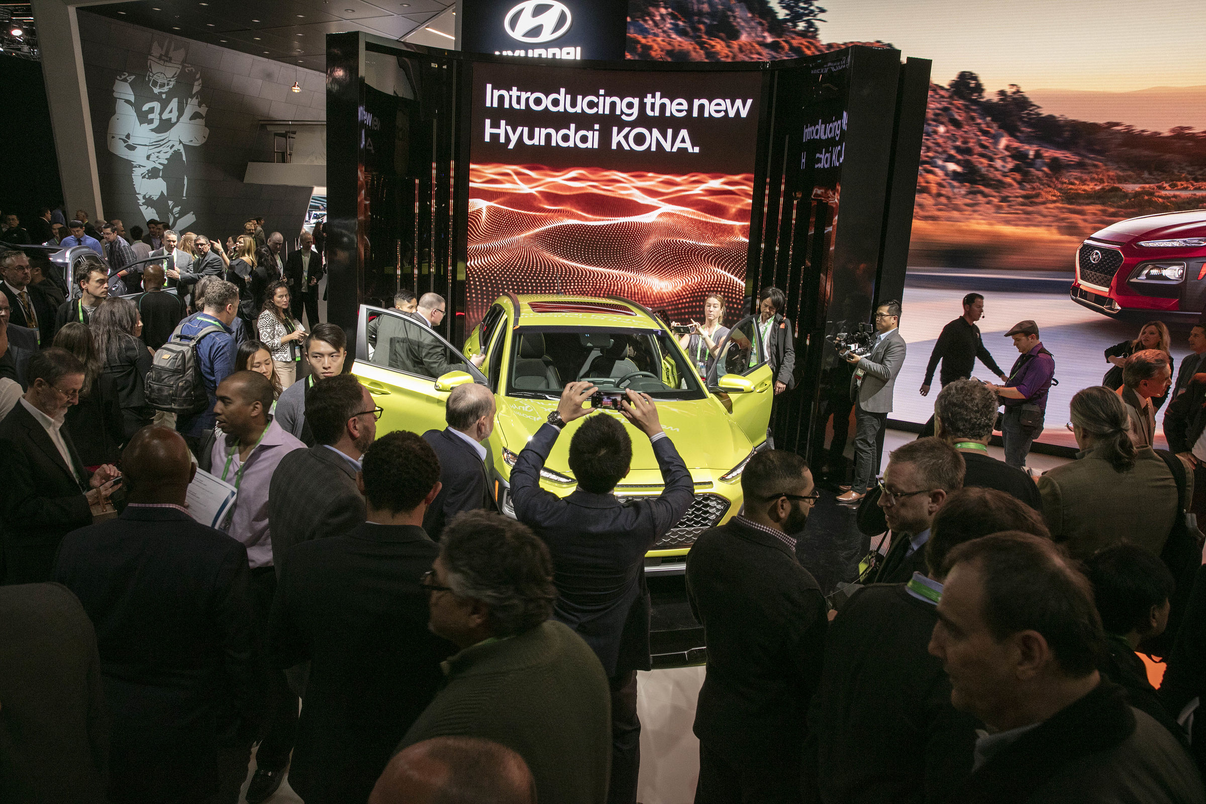 LA MotorShow : 2018 HYUNDAI KONA BREAKS THE MOLD FOR COMPACT SUVS