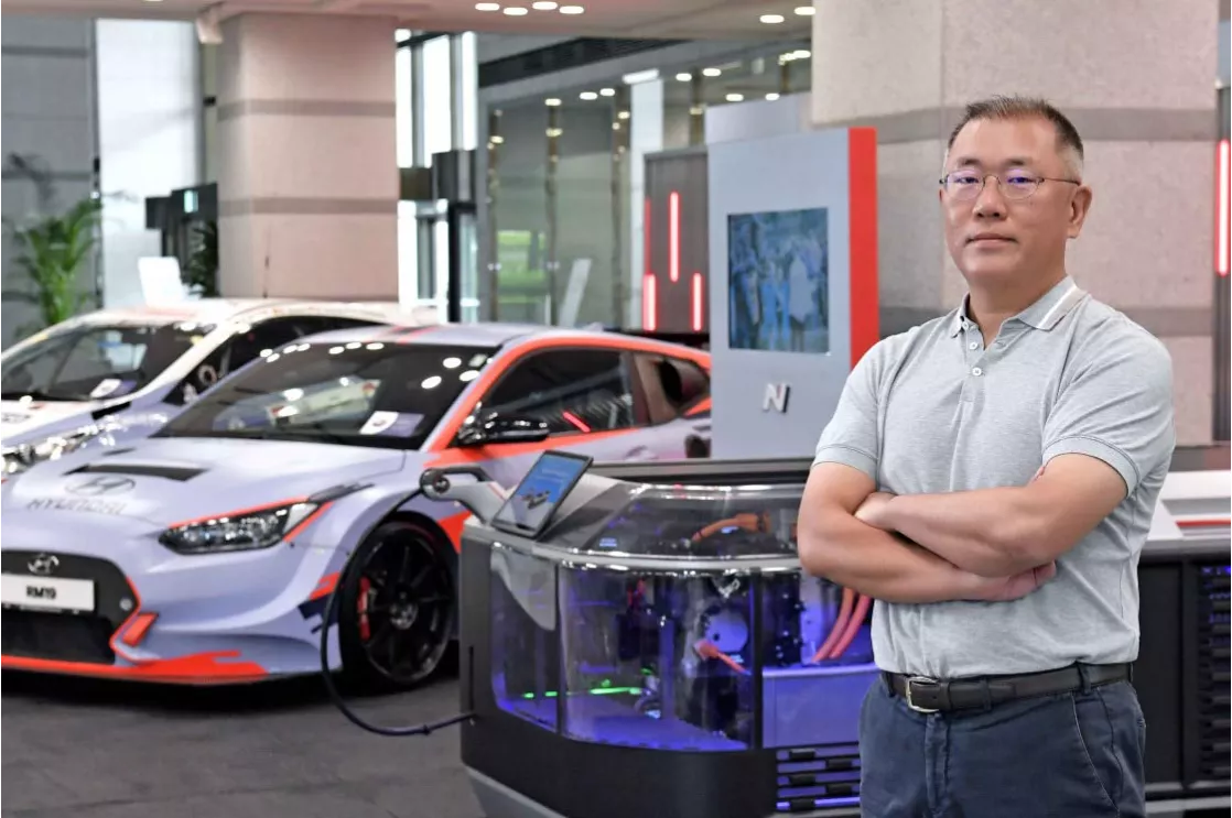 Hyundai Motor Group Chairman Euisun Chung Honored with the Issigonis Trophy at the 2021 Autocar Awards