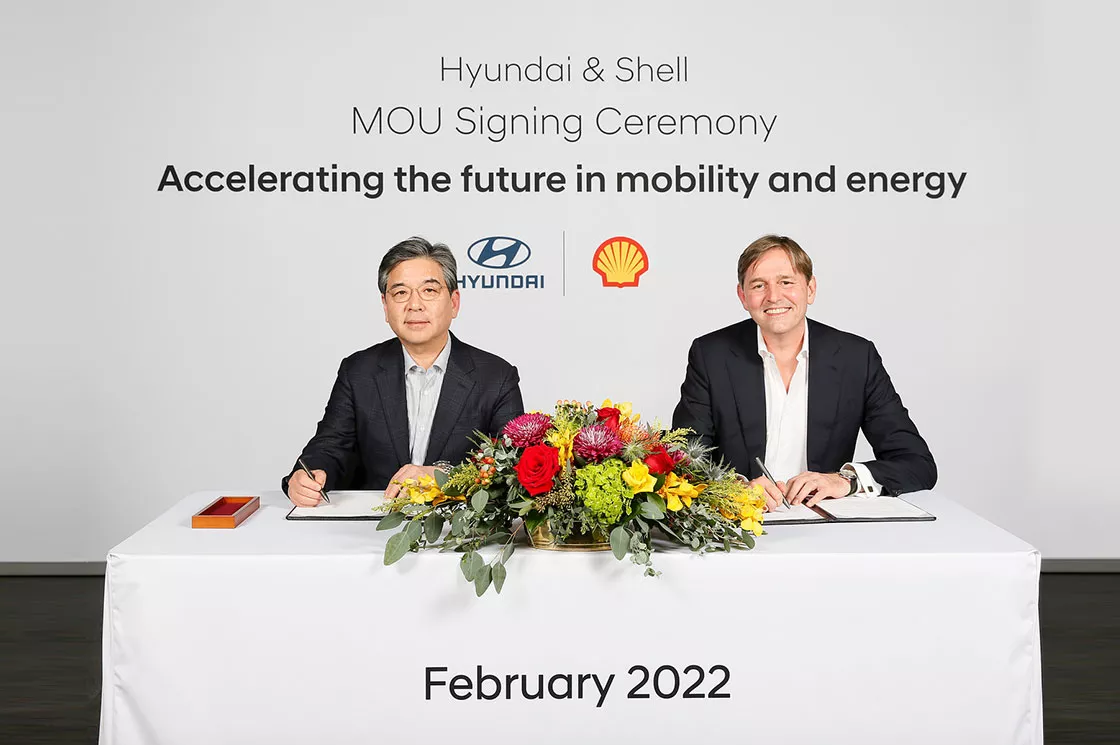 Jaehoon Chang, President and CEO of Hyundai Motor Company  (right) Huibert Vigeveno, Downstream Director of Shell