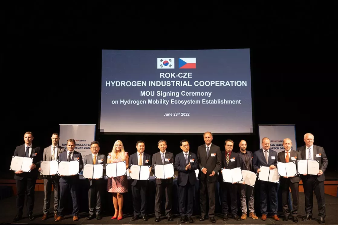A group of people who just joined the MoU are standing to pose for the camera