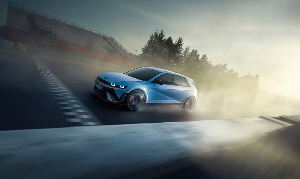 Freno motor: ¿qué es y cómo funciona en un coche electrificado?